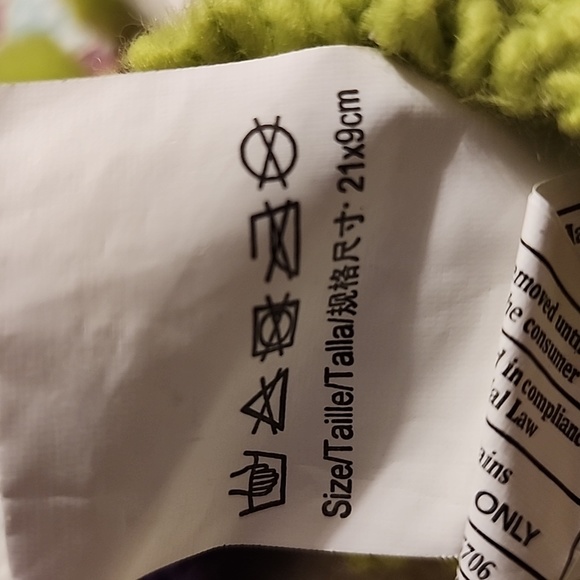 Claire's PANDA Mittens/Gloves - Picture 7 of 7